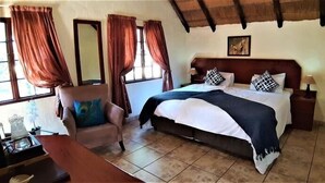 Escritorio, tabla de planchar con plancha y ropa de cama 