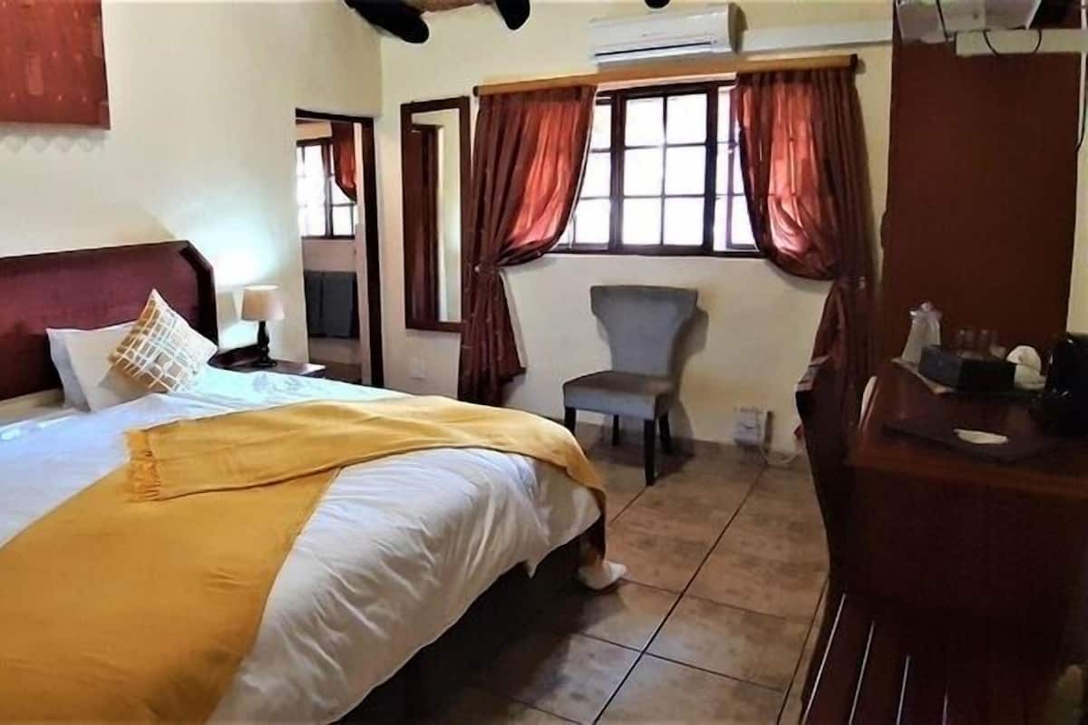 1 habitación, escritorio, tabla de planchar con plancha y ropa de cama