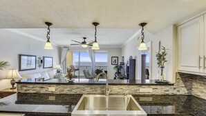 Appartement, Meerdere bedden, balkon, uitzicht op zee | Uitzicht vanuit de kamer