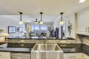 Condo, várias camas, sacada, vista para o oceano | Vista do quarto