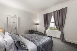 独立别墅, 4 间卧室 (Newtown House) | 特色装修、特色家居、熨斗/熨衣板、床单