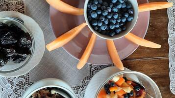 Tägliches Frühstücksbuffet (7 EUR pro Person)