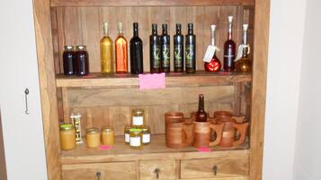 Un mueble de madera con varios estantes que contiene botellas y frascos.