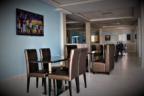 Breakfast, lunch, dinner served; local and international cuisine - Valencia Hotel Appart (Nouadhibou)