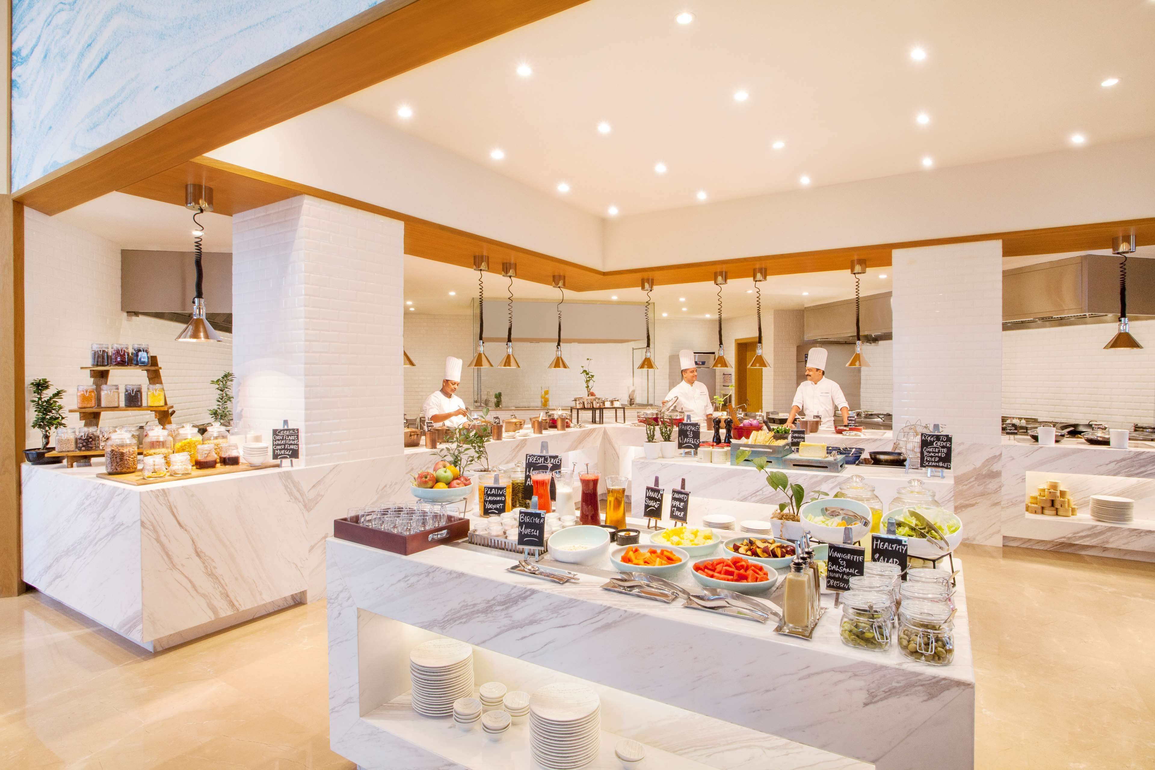 朝食、ランチ、ディナーに営業 (多国籍料理)