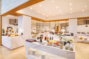 Breakfast, lunch, dinner served; international cuisine - Hyatt Regency Thrissur (Thrissur)