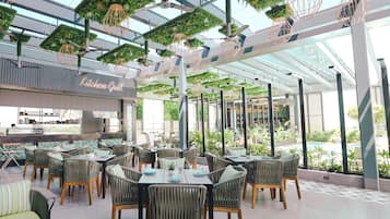 Quầy bar bên hồ bơi