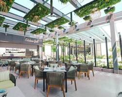 Bar junto a la piscina