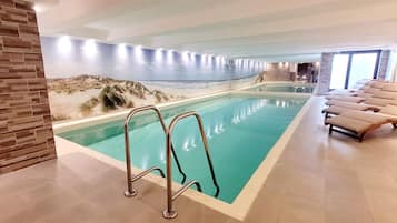 Indoor pool, sun loungers