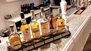 A bar area with a selection of liquor bottles on display. - Hotel Sylter Blaumuschel (Sylt)