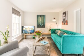 Flat-screen TV - The Halcyon Apartments Henry Street (Bath)