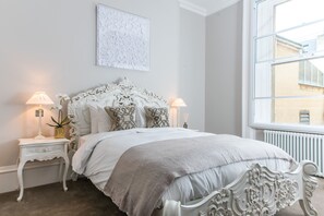 Iron/ironing board, free WiFi - The Halcyon Apartments Henry Street (Bath)