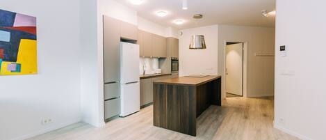 Apartamento, 2 quartos (Sóley) | Cozinha privada | Geladeira, micro-ondas, fogão, cooktop