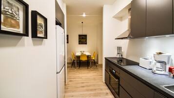 Deluxe Apartment (Lilja) | Private kitchen | Fridge, microwave, oven, stovetop
