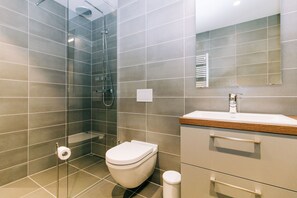 Apartment, 2 Schlafzimmer (Sóley) | Badezimmer | Haartrockner, Handtücher, Seife, Shampoo