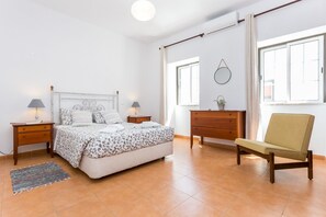 Double Room, City View (Jem) | Blackout drapes, soundproofing, free WiFi, bed sheets - 3 Marias Garden House B&B (Lagos)