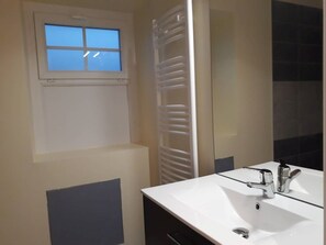 Dusche, Haartrockner, Handtücher, Toilettenpapier