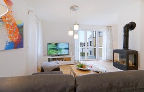 Fernseher, Kamin, Stereoanlage