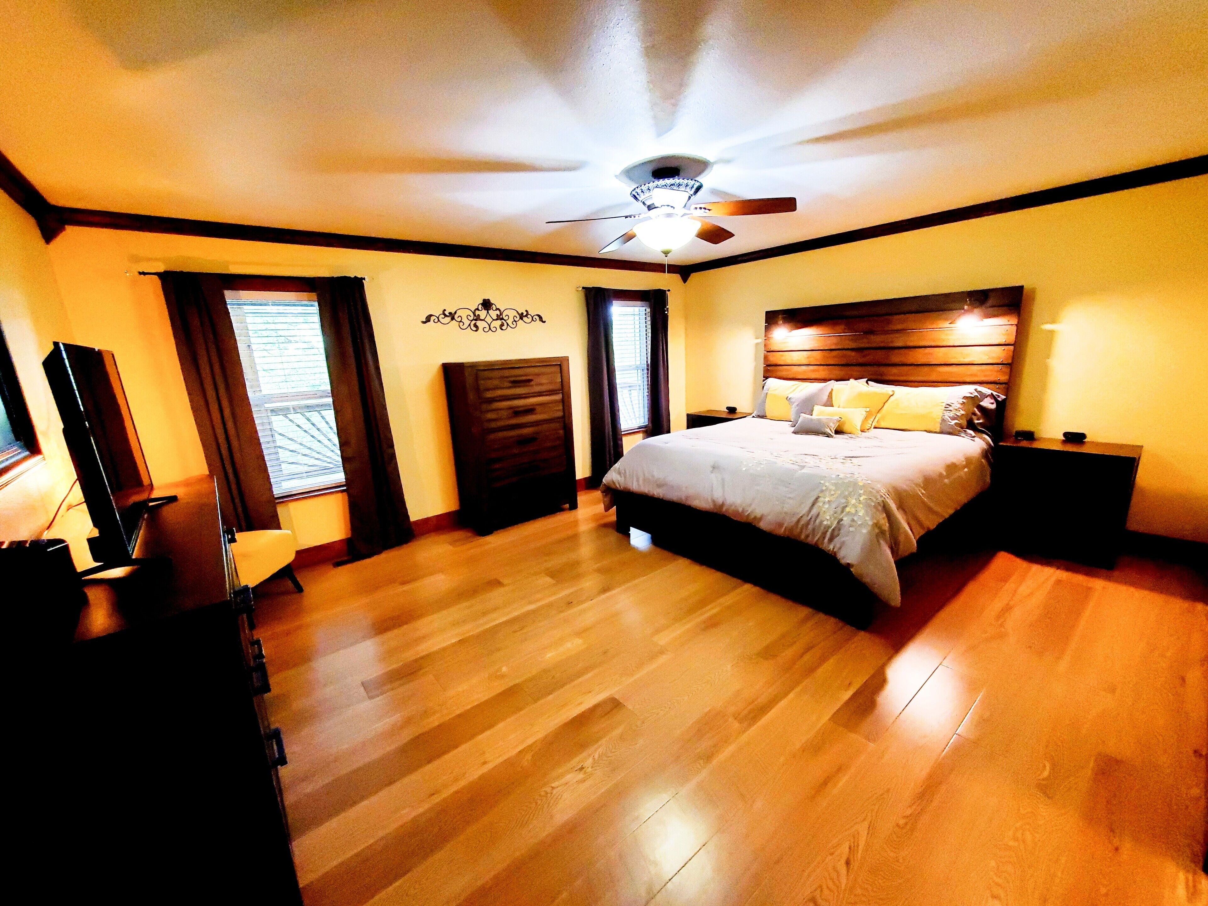 3 bedrooms, desk, iron/ironing board, travel cot