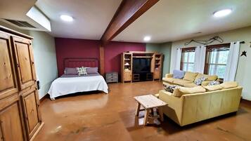 3 bedrooms, desk, iron/ironing board, travel crib