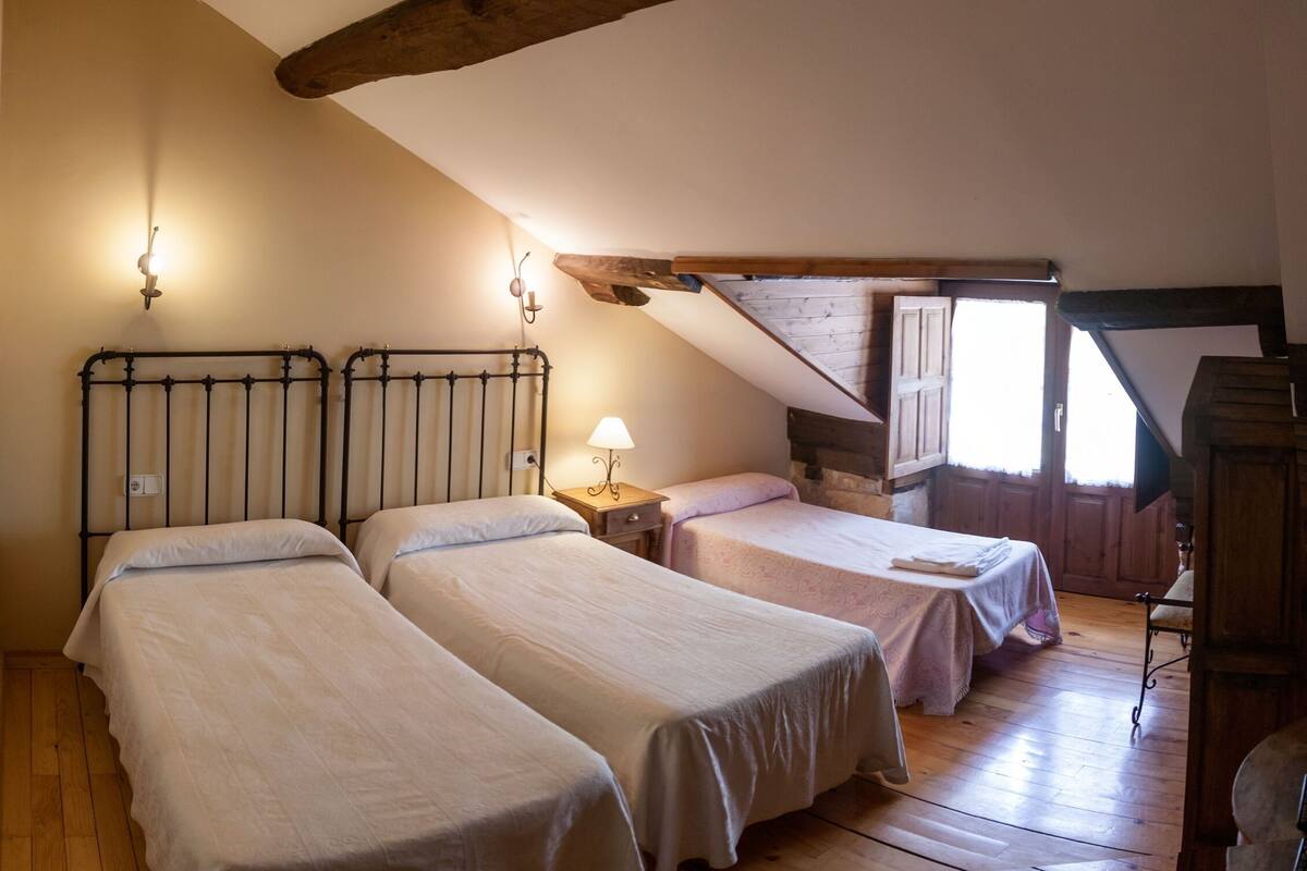 Familie driepersoonskamer | Babybedden (toeslag), extra bedden (toeslag), beddengoed