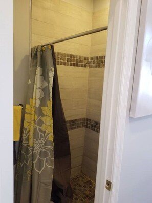 Combined shower/bathtub, hair dryer, towels, soap