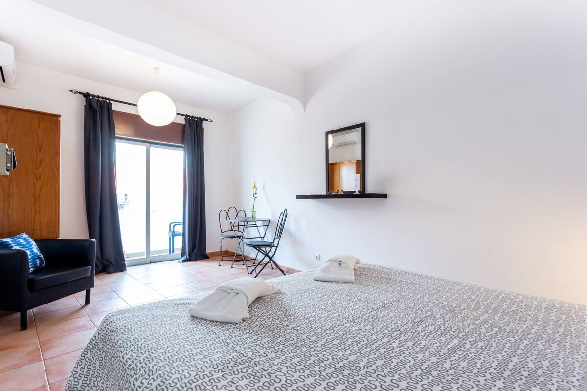 Standard Room (2 Praia do Pinhao) | 1 bedroom, in-room safe, blackout drapes, free WiFi
