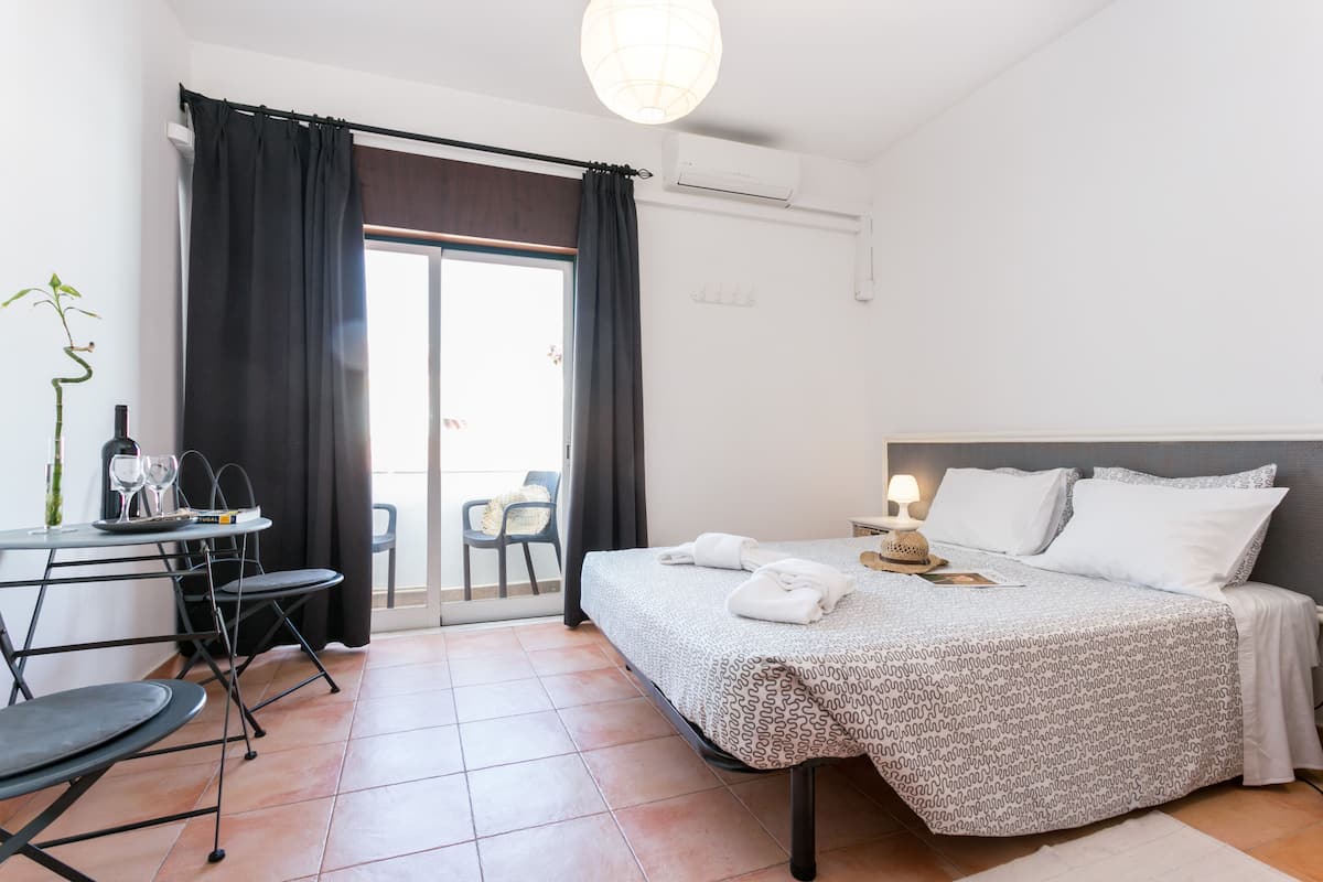 Basic Room (4 Praia da Batata) | 1 bedroom, in-room safe, blackout drapes, free WiFi
