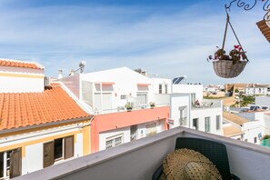 Basic Room (4 Praia da Batata) | In-room safe, blackout drapes, free WiFi, bed sheets - 3 Marias Guest House (Lagos)