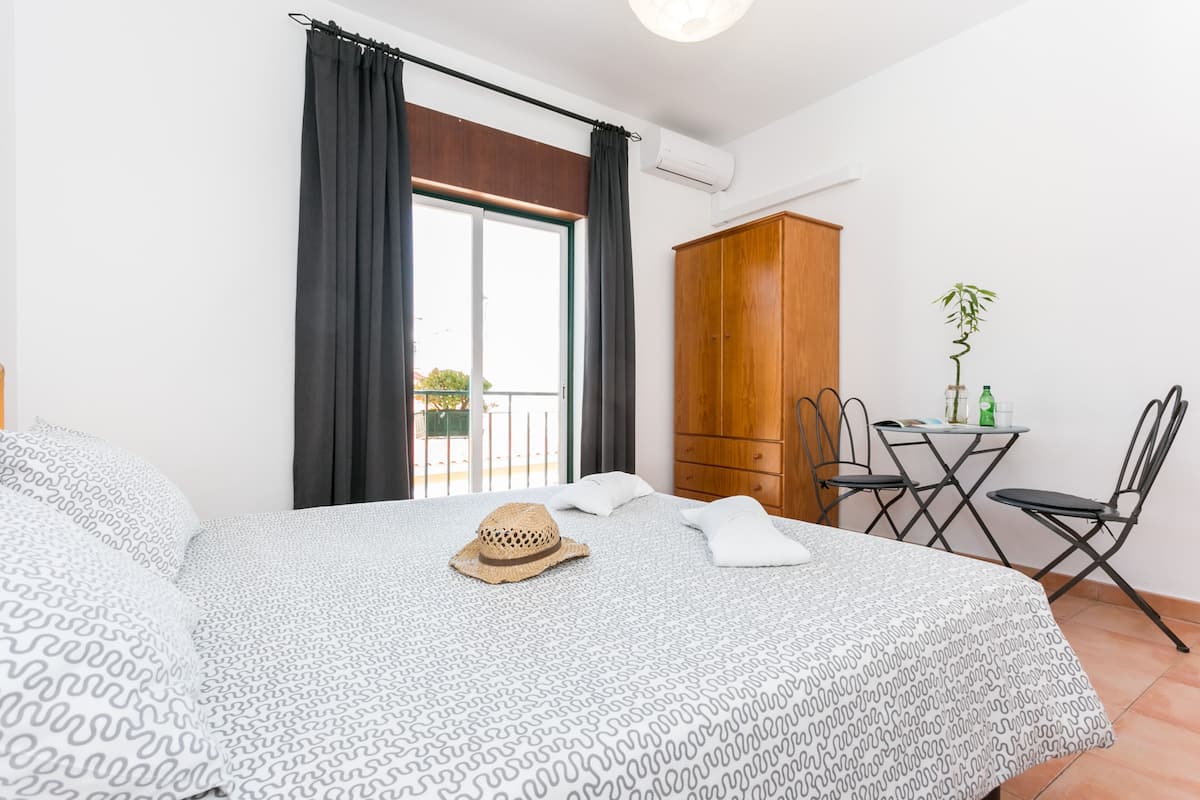 Basic Room (3 Praia dos Estudantes) | 1 bedroom, in-room safe, blackout drapes, free WiFi