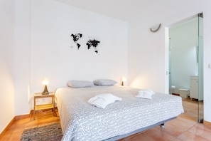 Standaard kamer (2 Praia do Pinhao) | Een kluis op de kamer, verduisterende gordijnen, gratis wifi, beddengoed