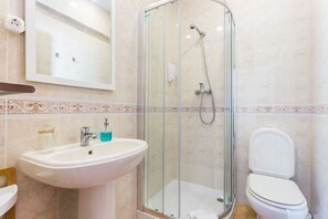 Standard Room (5 Praia do Camilo) | Bathroom | Shower, free toiletries, hair dryer, towels - 3 Marias Guest House (Lagos)
