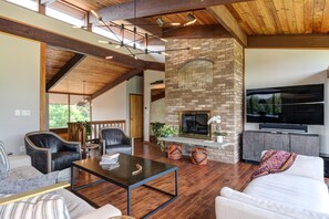 تلفزيون ذكي، مدفأة، كُتُب