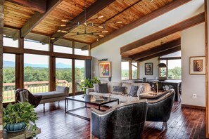 تلفزيون ذكي، مدفأة، كُتُب