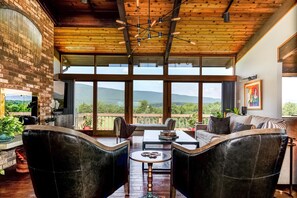 Una Smart TV, una chimenea, libros