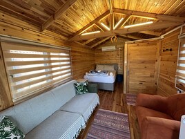 Casa na árvore conforto | Roupas de cama premium, individualmente decorados, escrivaninha
