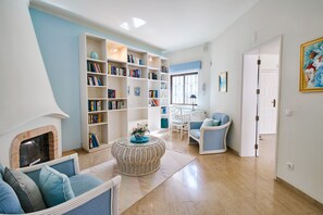 Een televisie, een open haard, een dvd-speler en boeken