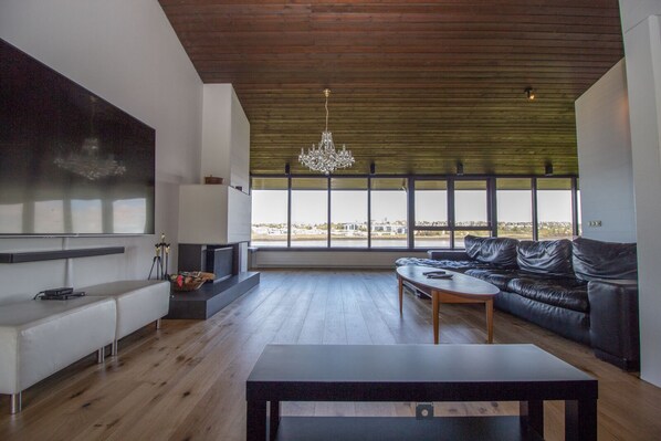 Villa, 6 Bedrooms | Living area