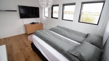 6 bedrooms, desk, free WiFi, bed sheets