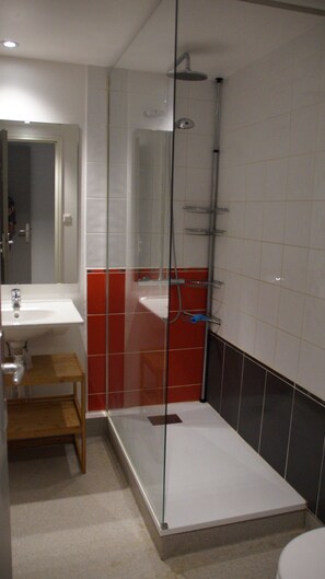 Douche, sĂšche-cheveux