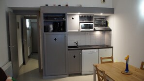 Jääkaappi, mikroaaltouuni, uuni, liesi