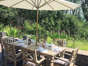 Outdoor dining - 3 bedroom accommodation in Trefriw, near Llanrwst (Trefriw, near Llanrwst)