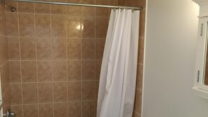 Un baño con bañera, inodoro y lavamanos.