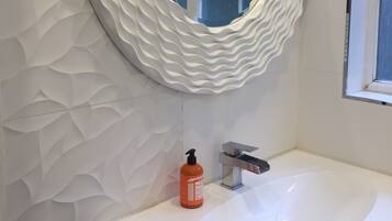 House | Bathroom | Free toiletries, hair dryer, towels