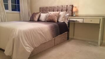 House | 5 bedrooms, iron/ironing board, free WiFi, bed sheets