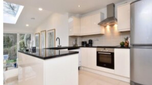 House | Private kitchen | Full-sized fridge, microwave, oven, stovetop - Exclusive Weybridge Home (Weybridge)