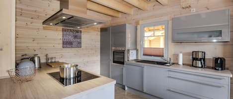 House | Private kitchen | Fridge, microwave, oven, dishwasher