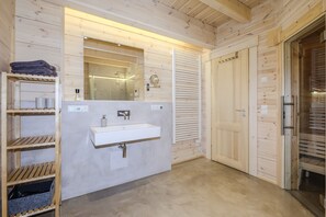 Huis | Badkamer | Een haardroger, handdoeken