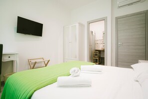 Desk, laptop workspace, blackout drapes, soundproofing - ROSSETTI ROOMS (Trieste)