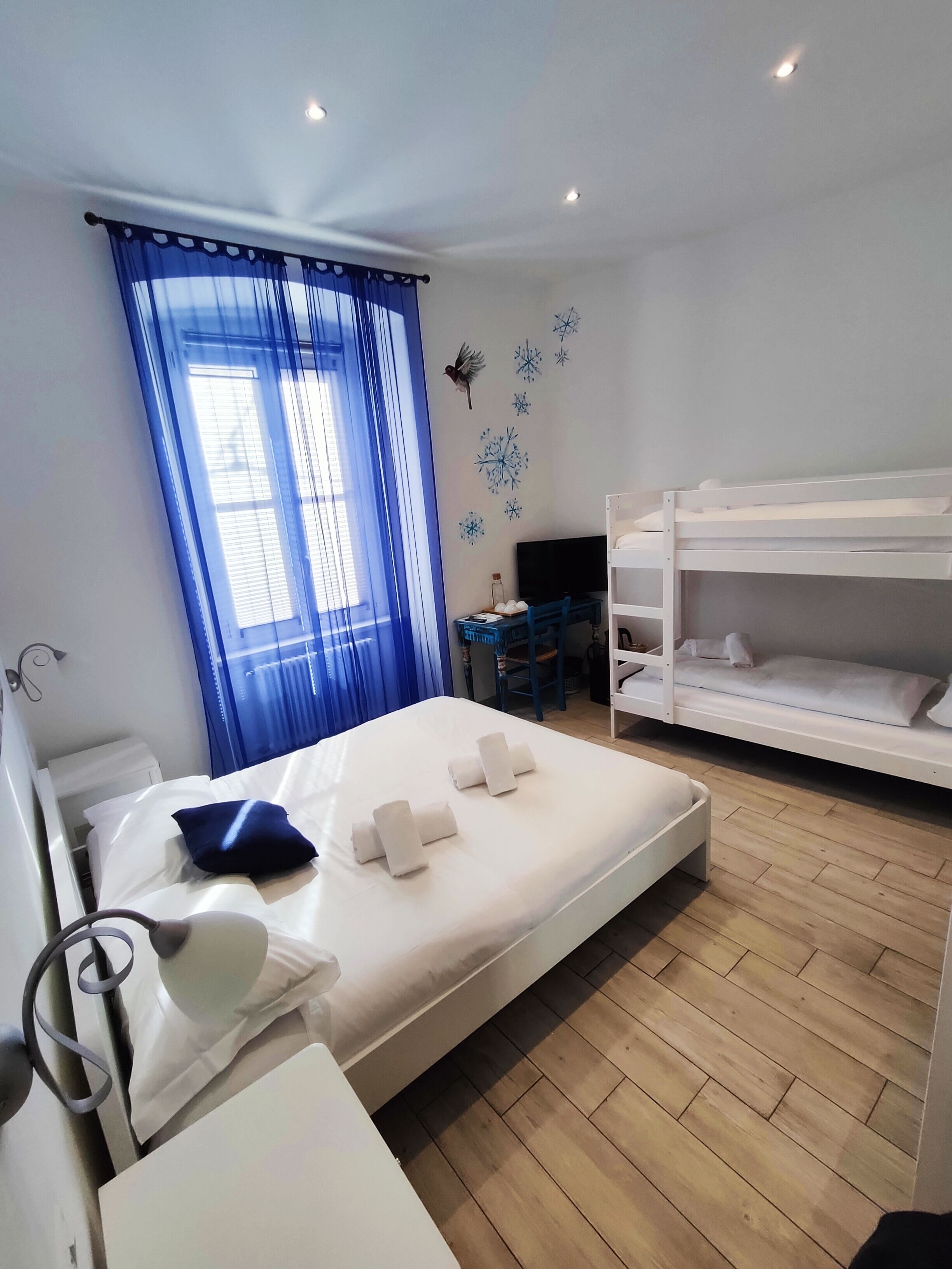 Familierom | Skrivebord, skrivebord for bærbar PC, blendingsgardiner og lydisolert